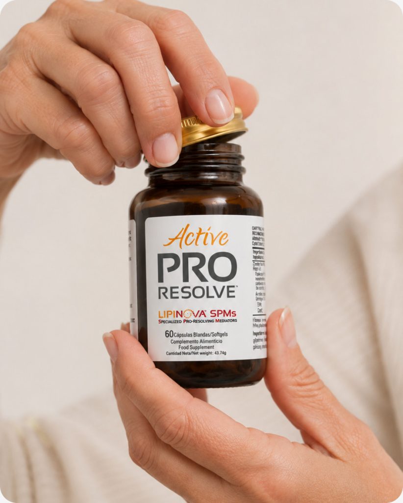 Bote de Active ProResolve sostenido con una mano